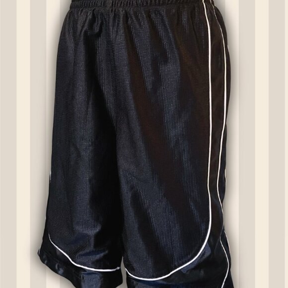 Secondhand Champs basketball shorts - Size Medium - Picture 2 of 5